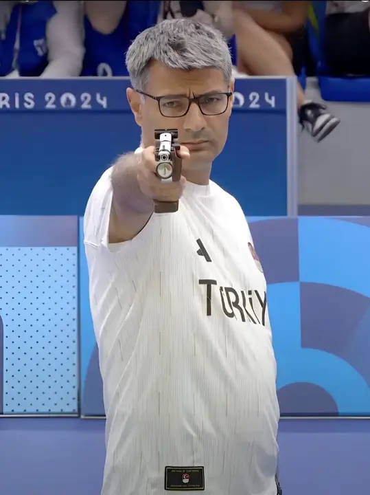 El turco Yusuf Dikec plata con la mano en el bolsillo