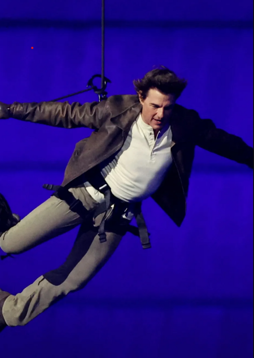 Tom Cruise saltando en la ceremonia de clausura de París 2024