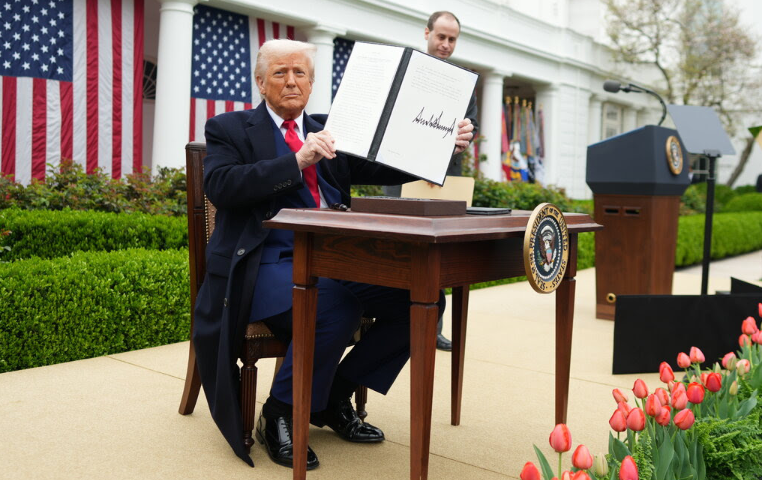 Donald Trump mostrando su decisión arancelaria