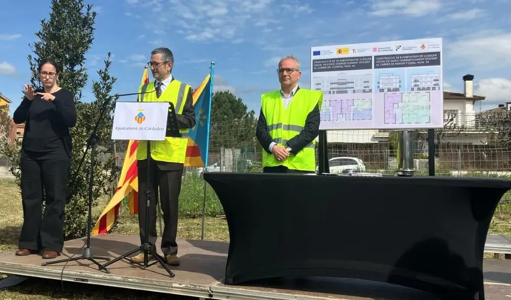El secretari general del Departament d'Habitatge, Jordi Terrades, juntament amb l'alcalde de Cardedeu, Josep Quesada, durant els parlaments