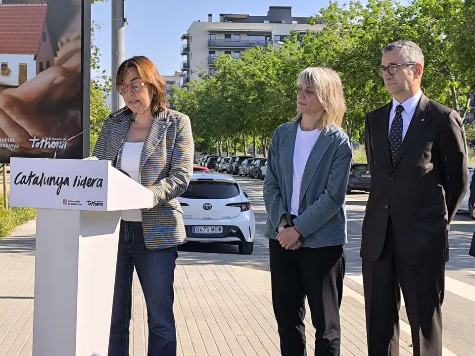 La consellera Paneque amb Alba Barnusell i Jordi Terrades