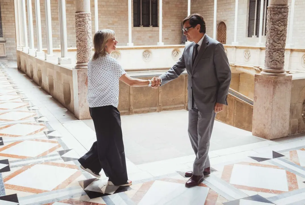 Salvador Illa saluda a Alba Barnusell avans de la reunió d'avui a la Generalitat