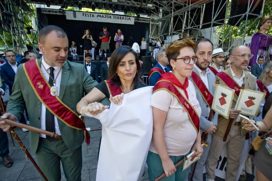 El alcalde de Terrassa intimidando a la concejal de Vox intentando quitarle su pancarta