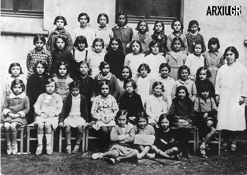 Foto de alumnas y profesorado de la Escuela Pereantón de Granollers, en 1933