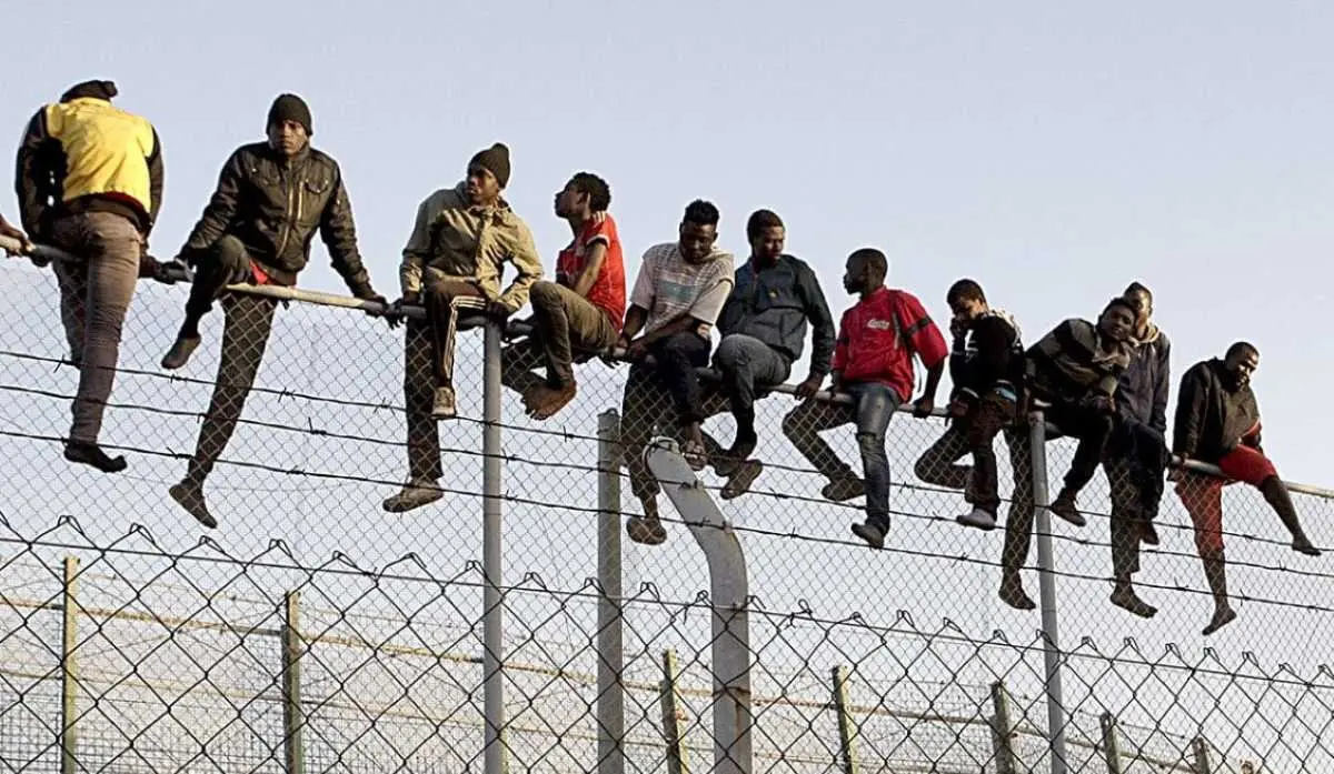 Inmigrantes asaltando la valla de Melilla (2014)