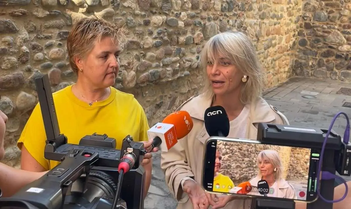 L'alcaldessa de Granollers, Alba Barnusell, i la regidora d'Obres, Gemma Giménez, en una atenció als mitjans de comunicació davant de les muralles