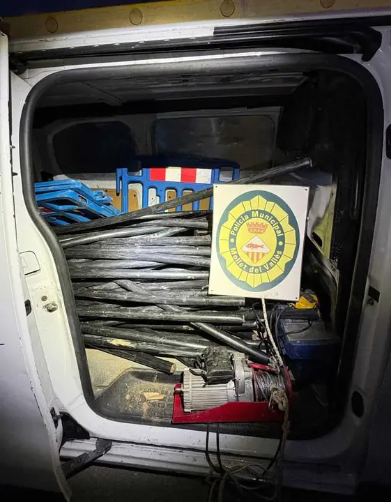 La Policia Municipal deté quatre persones per robar cable telefònic i diverses eines a Mollet
