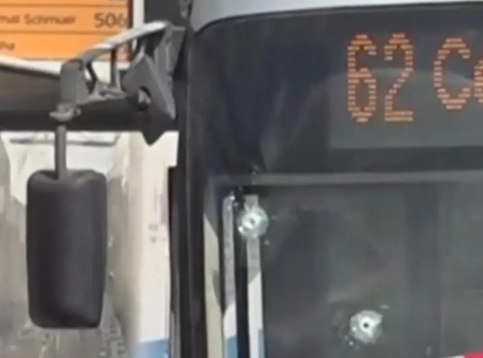 El autobús atacado hoy por los terroristas en Jerusalén y que ha constado la vida a seis personas, entre ellas a un español.