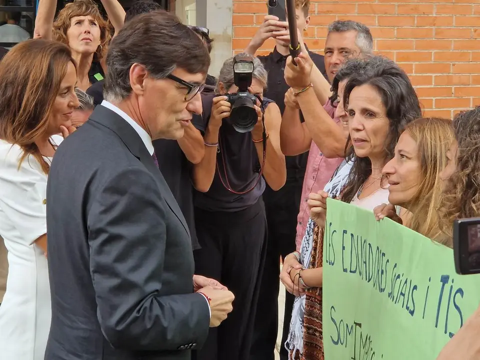 Salvador Illa se encontró una manifestación de las Educadoras sociales a la puerta de la Escola Ponent
