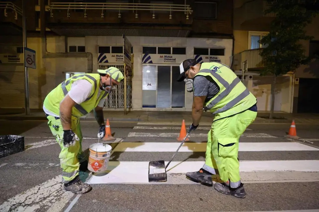 Repintado de la señalización horizontal en la calle Enric Prat de la Riba