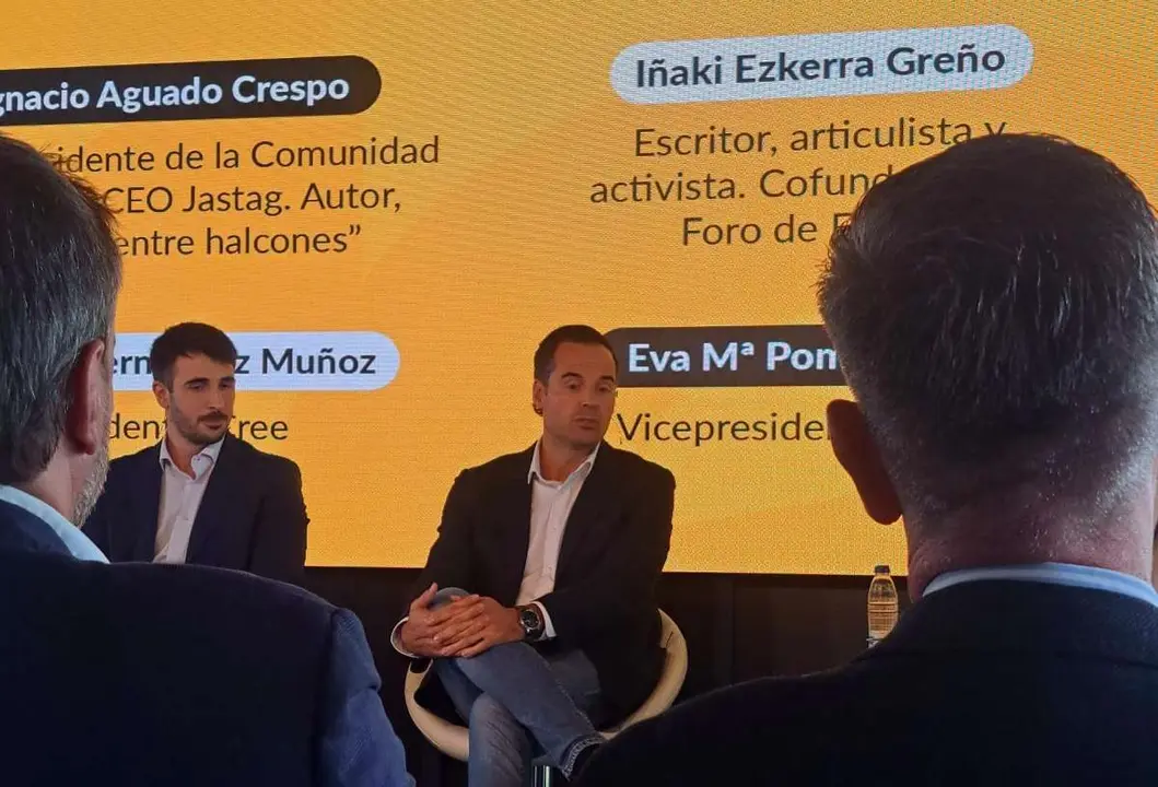 Presentación ponencia política Cree en Madrid. Foto de Manuel Hernández e Ignacio Aguado en un momento de la charla.