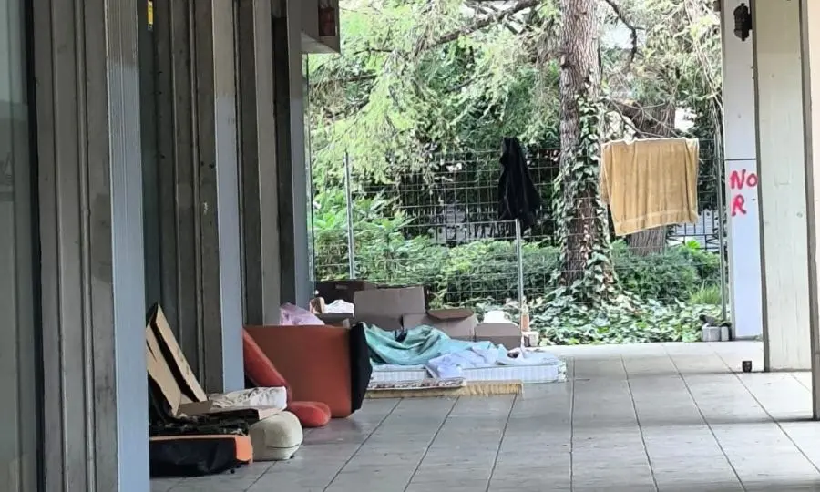 Hasta 8 indigentes duermen en el centro de Granollers a la intemperie    