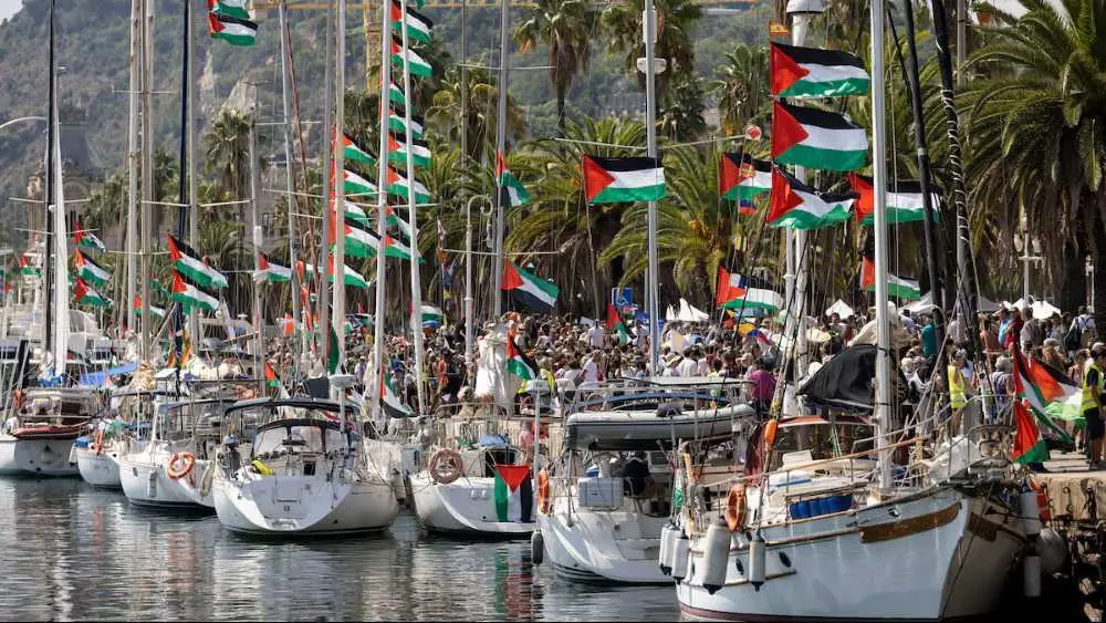 La flotilla zarpando desde Barcelona