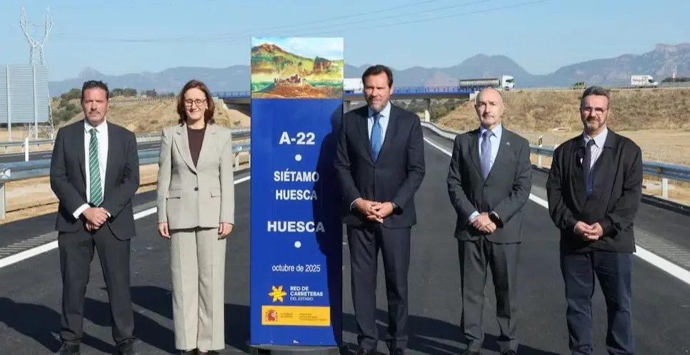 Los inauguradores de la gran nobra con el ministro Puente a la cabeza