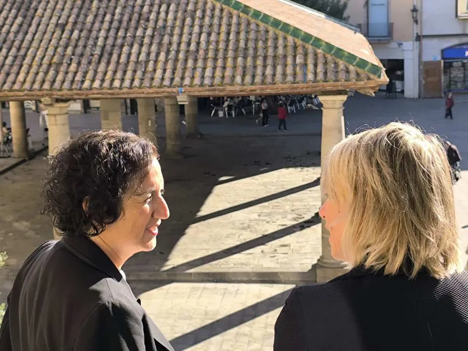 La consellera i l'alcaoldessa contemplan la Porxada des de la balconada de l'Ajuntament