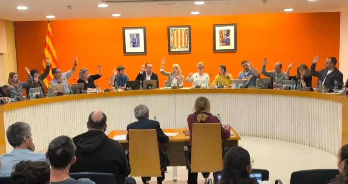 Los 13 concejales del PSC votando a favor del incremento en las ordenanzas fiscales del 2026