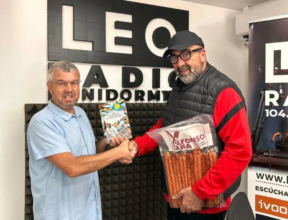 Koldo García regalando chistorras al periodista Leopoldo Bernabéu