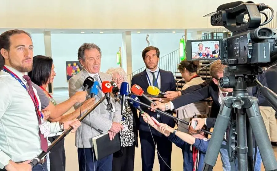 Álex Ramos, presidente de SCC, Teresa Freixes, vicepresidenta de la entidad, y el abogado Juan Chapapría, tras la vista oral celebrada el pasado 15 de julio en el TJUE