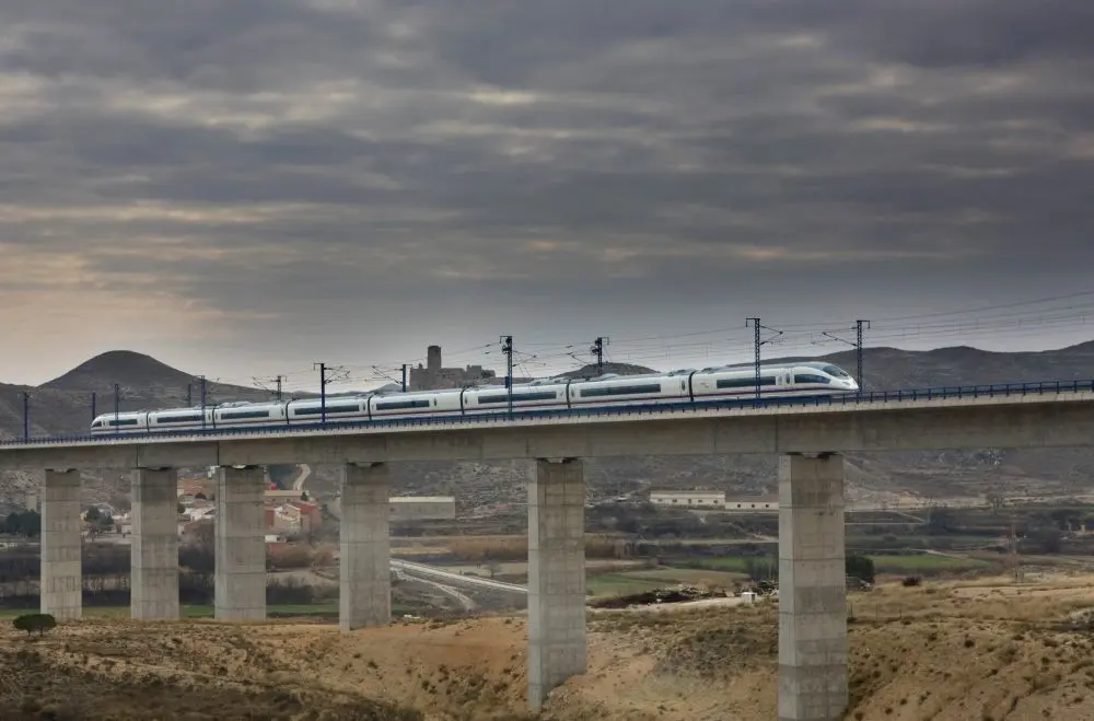 LAV Madrid-Barcelona_viaducto_con tren_R0254D-052