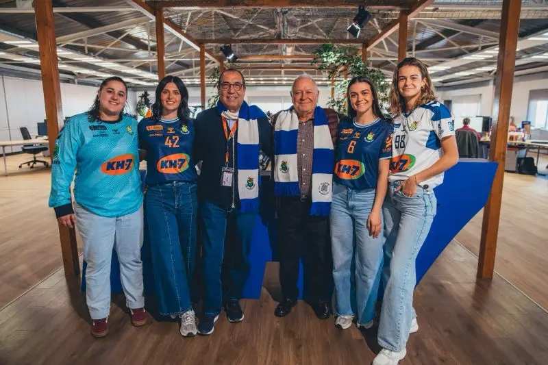 Josep Mª Lloreda (KH7) junt al presidemt del BM Granollers, Alfred Serra y varias jugadoras del primer equip femení