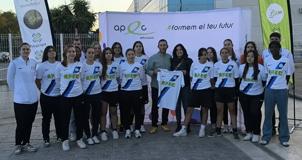 Las jugadoras, con su nueva camiseta, posan con su presidenta y el director de APEC