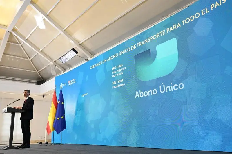 S&aacute;nchez y el Abono Transporte. Foto web Moncloa