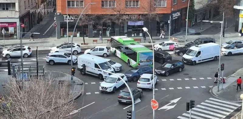 la nova Avda Sant Esteve colapsada