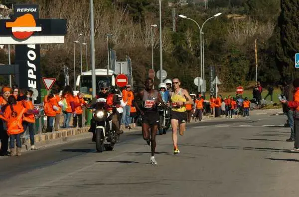 2013 la filera de voluntaris a l'avituallament de Llerona es impressionant
