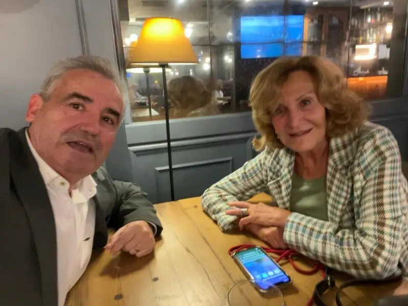 Maria Eugenia Cuenca con Oscar Ben&iacute;tez, ex-escolta de la consellera