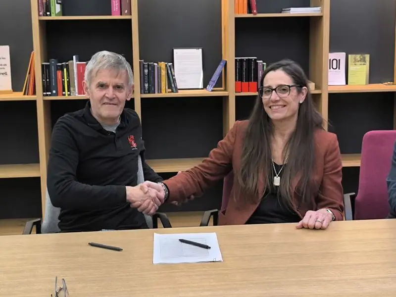 Signatura del conveni entre  Estabanell i la Mitja 1