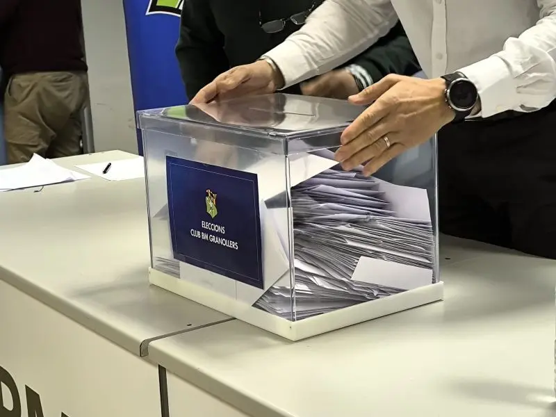 La &uacute;nica urna de las elecciones al BM Granollers estaba rebosante de votos
