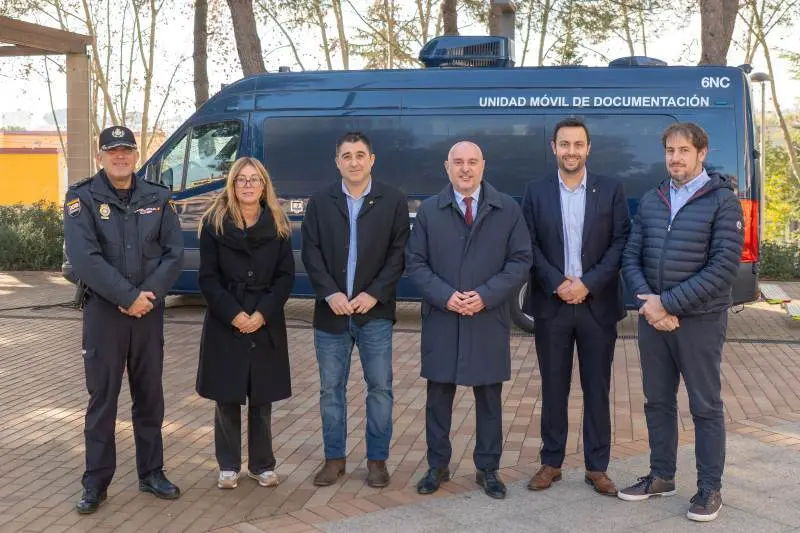El Delegado y la Subdelegada del Gobierno junto al alcalde Lli&ccedil;a de Vall y autoridades delante del VIDOC (veh&iacute;culo Integral de Documentaci&oacute;n) de la Polic&iacute;a Nacional
