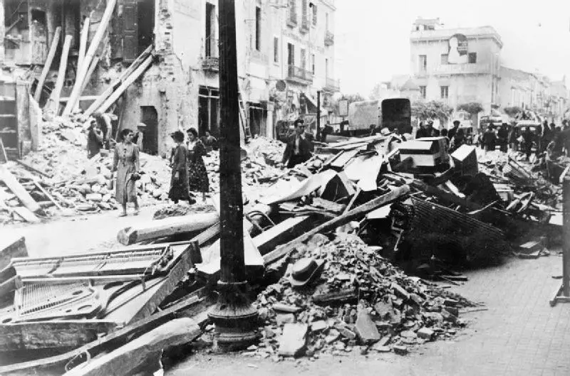 Efectos del bombardeo en la calle de Anselm Clav&eacute; y en la pl. Maluquer. Biblioteca Nacional Espa&ntilde;a