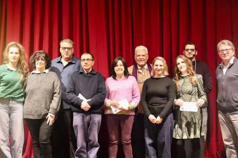 Els guanyadors dels primers premis i els acc&egrave;ssits, junt amb els membres del jurat, el president del Casino, la regidora de cultura i en representant de audiorelats.cat
