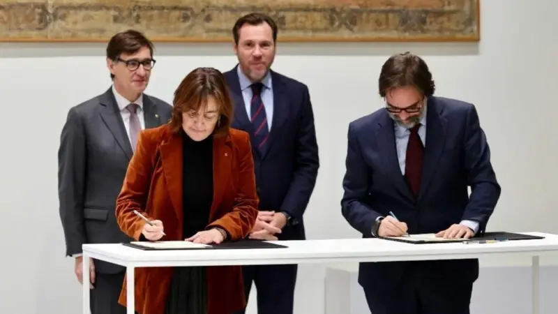 &Oacute;scar Puente y Salvador Illa presiden la firma entre los socios de la nueva operadora Rodalies de Catalunya.