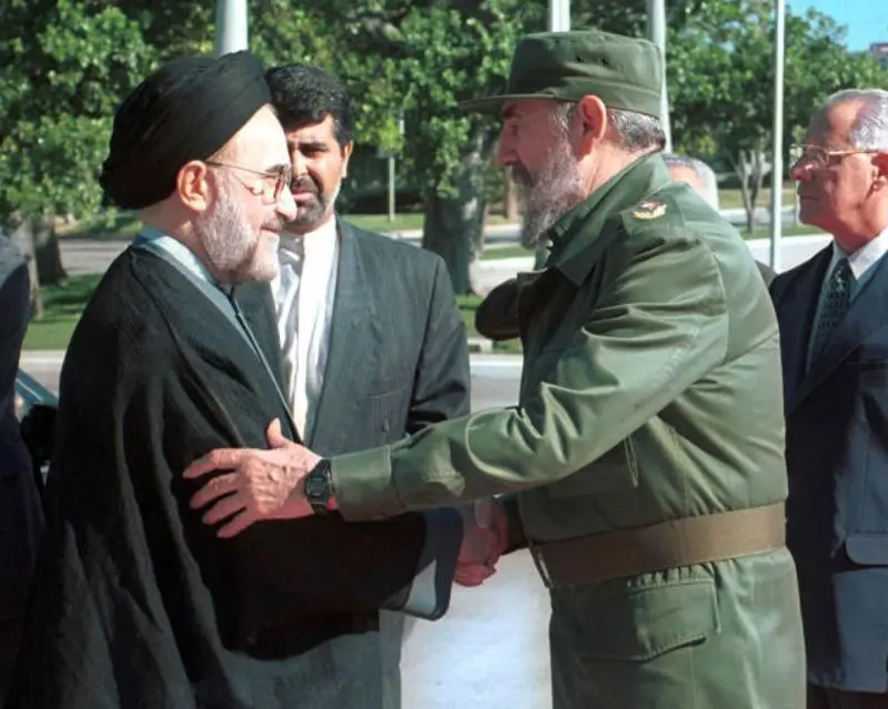 Fidel Castro saludando al Ayatollah iran&iacute;