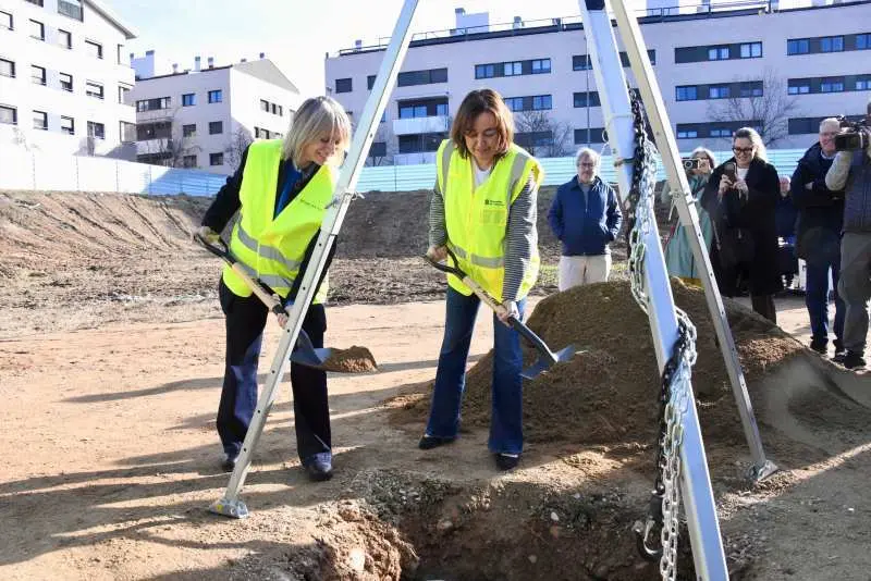 Silvia Paneque i Alba Barnusell posant la primera pedra per a la construcci&oacute; de 57 habitatges de lloguer assequible
