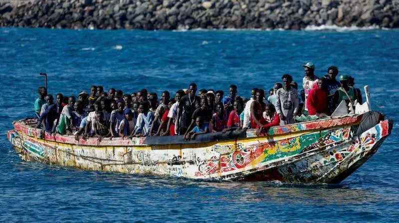 Inmigrantes en un cayuco en las costas italianas