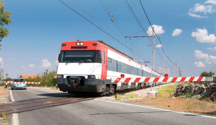 Paso a nivel con barrera en el 2026