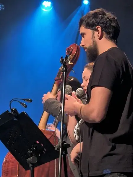 5. Una parella de magnifics vocalistes al Concert