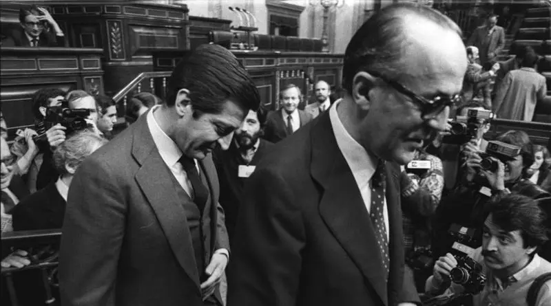 Adolfo Su&aacute;rez, detr&aacute;s de Leopoldo Calvo Sotelo