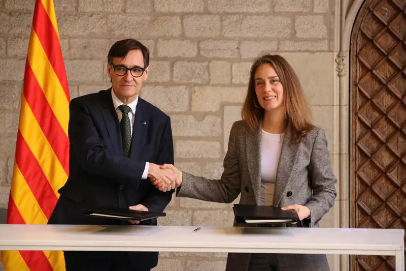 El presidente Salvador Illa y J&eacute;ssica Albiach de Comuns firman el acuerdo presupuestario Foto Gencat