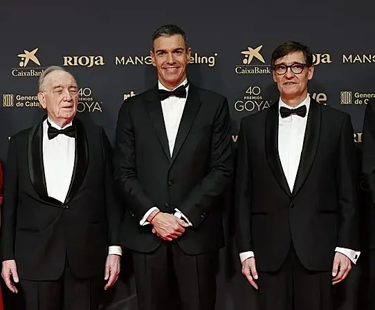 Pedro S&aacute;nchez junto a Salvador Illa y el presidente de la Academia del cine, Fernando M&eacute;ndez-Leite; en los Goya de Barcelona