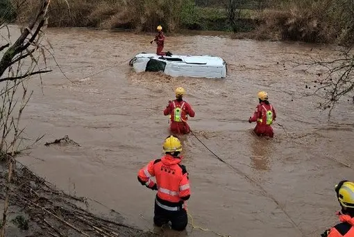 Trabajos de rescate de los Bomberos del cuerpo de un hombre arrastrado por el Rio Mogent, a la altura de Llinars del Vall&egrave;s. Foto Bombers