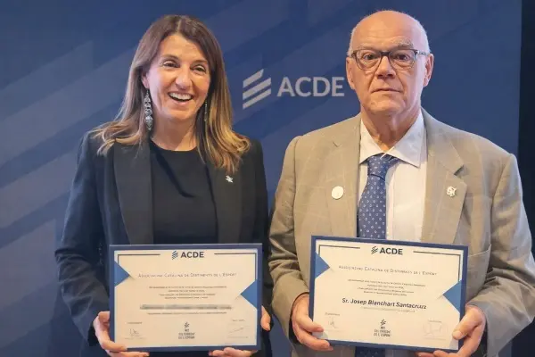 Meritxell Bud&oacute; i Pep Blanchart amb els seus premis