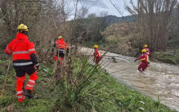la busqueda del conductor en Llinars finaliz&oacute; al mediodia del domingo al encotrar su cadaver en el rio Mogent. Foto Bombers
