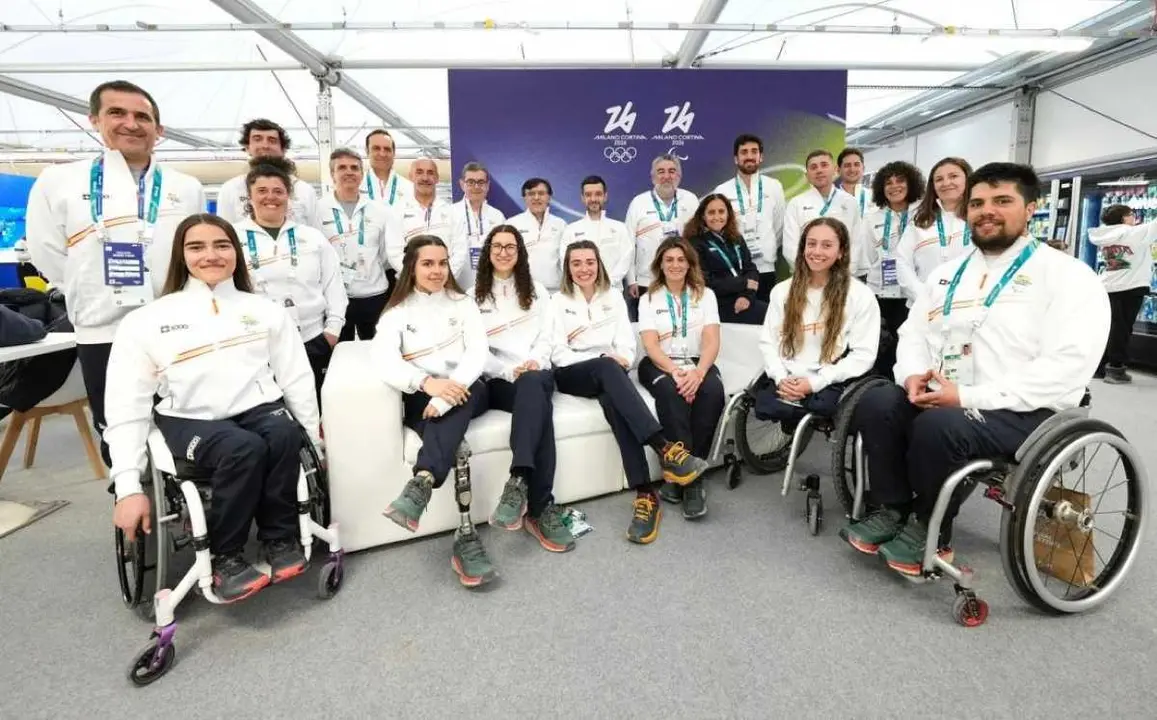 El equipo paral&iacute;mpico con varias autoridades durante los Juegos de Inviernos Foto de CPE