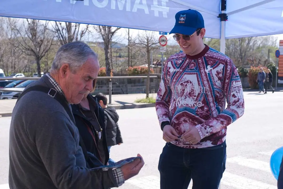 El concejal  Teodoro Su&aacute;rez departiendo con unos ciudadanos