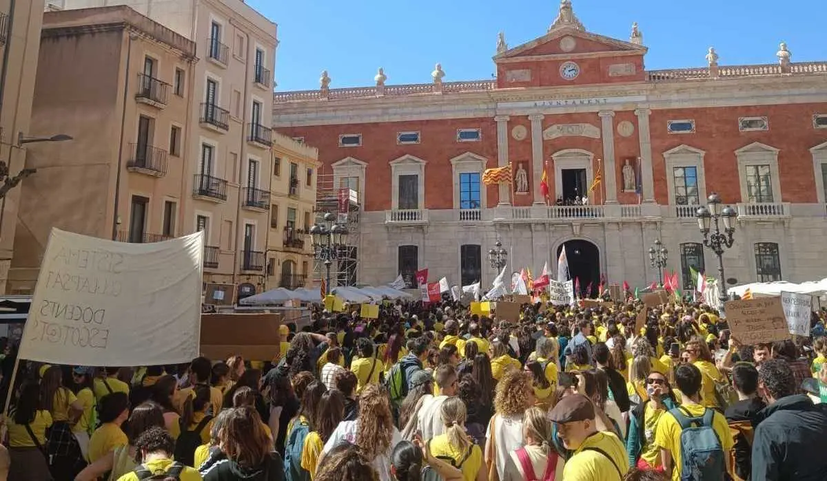 manifestacio d'ensenyament a la Pla&ccedil;a de Sant Jaume