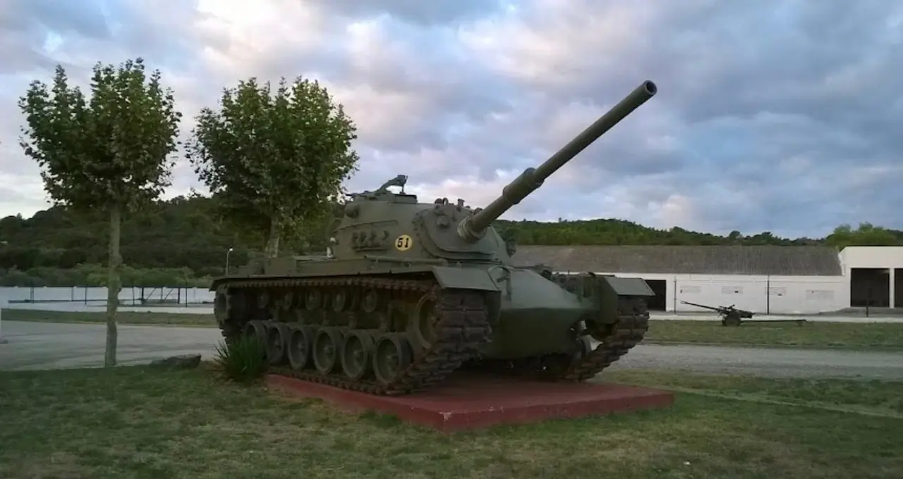 tanque en la esplanada del Cuartel de Sant Climent Sescebes